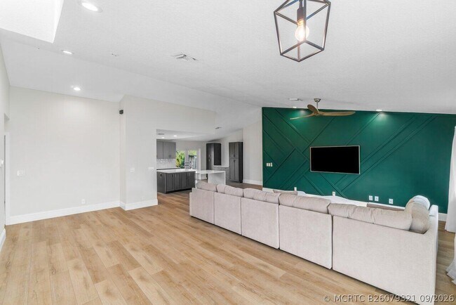 Building Photo - 4593 Ellwood Dr