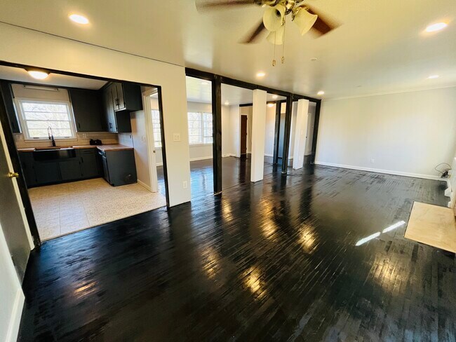 Building Photo - 1623 Lumarka Dr