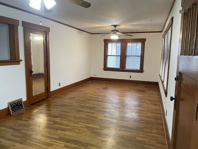 Foto del edificio - Charming 3 Bedroom Home with Hardwood Floo...