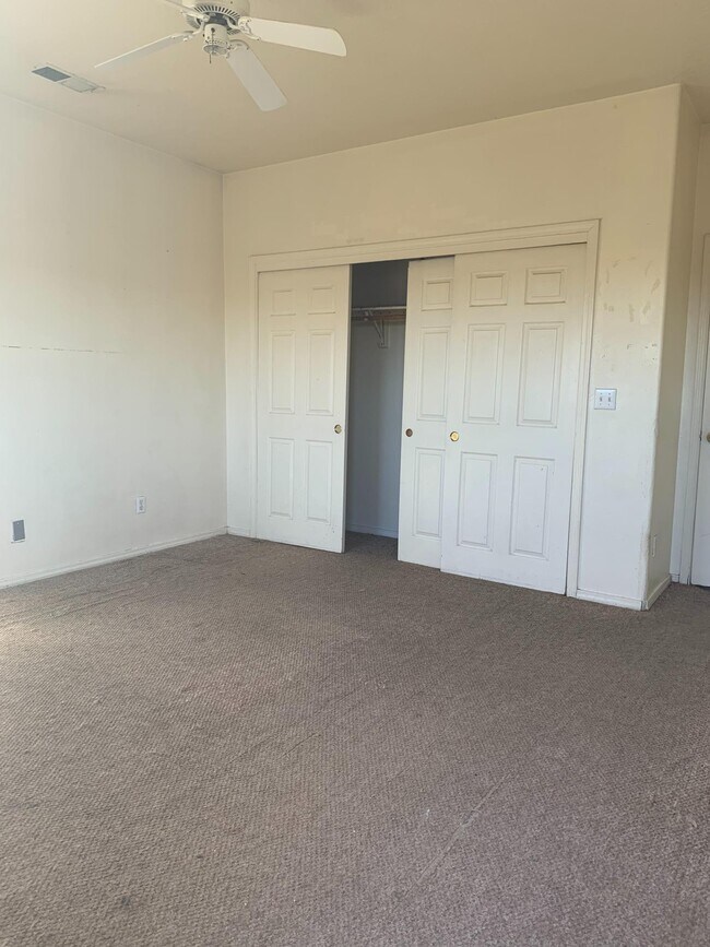 Building Photo - 617 Desert Dr SW