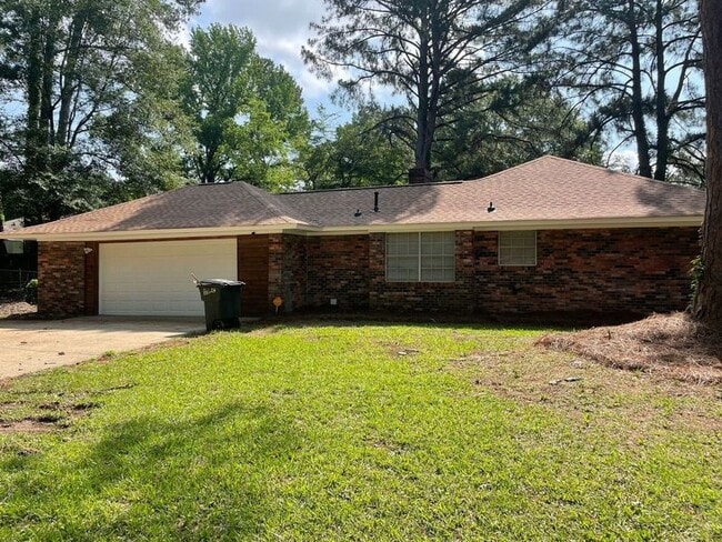 Building Photo - 1202 Ferncrest Dr