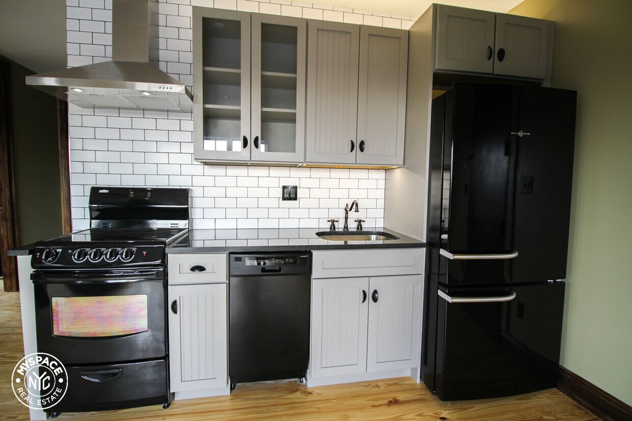 Primary Photo - 26 Newel St