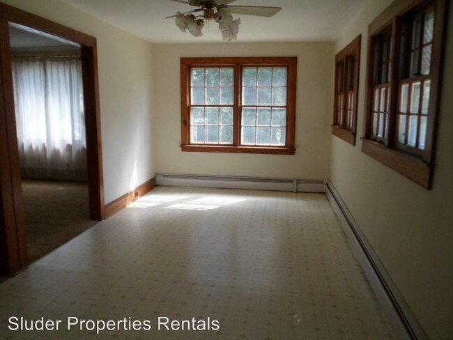 Building Photo - 3 br, 1 bath House - 2295 Skyland Dr