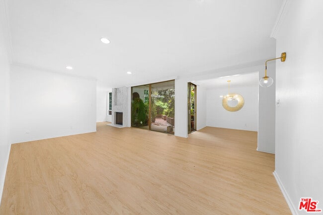 Building Photo - 406 N Oakhurst Dr