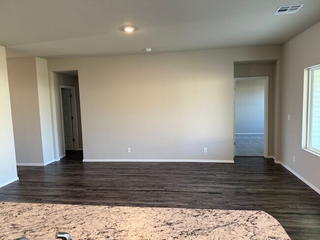 Foto del edificio - Welcome home to your 4 bed, 2 bath home in the desirable area of Broken Arrow, OK.