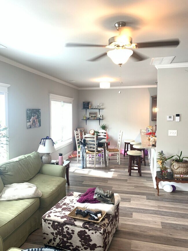 Foto del edificio - Four Bedroom Near Downtown Available for P...