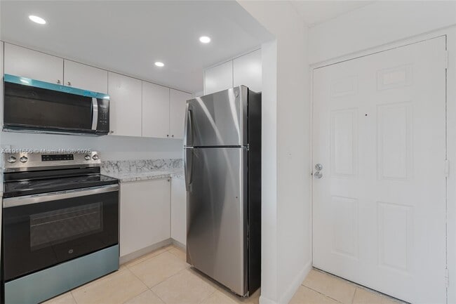 Building Photo - 420 NW 12th Ave