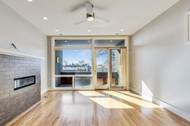 Foto del edificio - 2424 W Chicago Ave