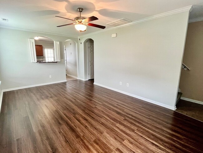 Building Photo - 3BR 3BTH Townhome with Screened patio and ...