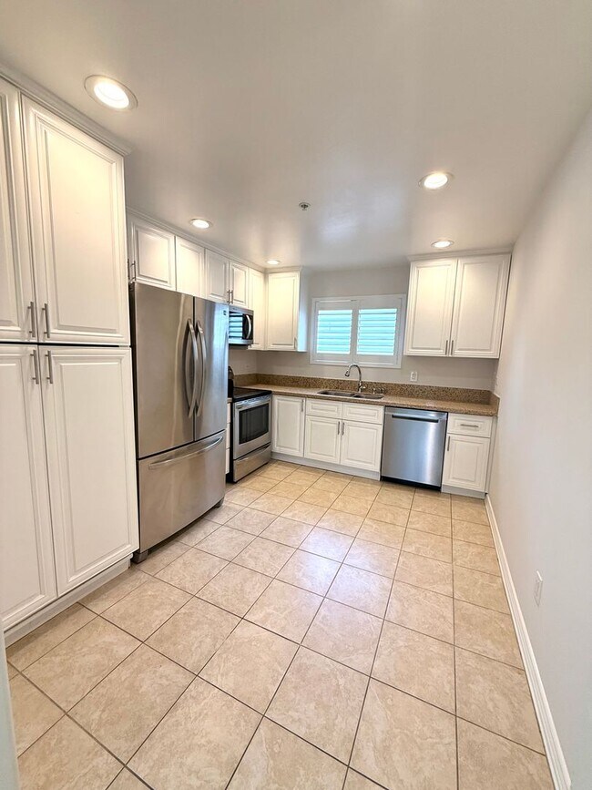 Building Photo - Penthouse Condominium in a Prime Irvine Lo...
