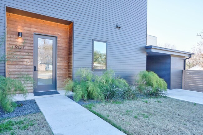 Building Photo - Spacious 3-Bedroom, 2.5-Bath Contemporary ...
