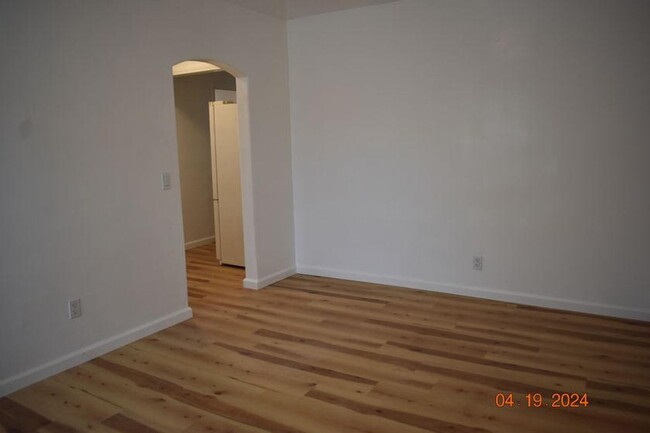 Foto del edificio - Charming Two-Bedroom, One-Bath Unit – Avai...