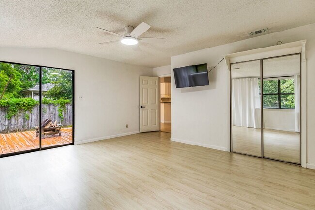 Building Photo - 2241 Prytania Cir