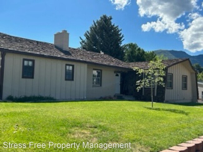 Foto del edificio - 5 br, 3 bath House - 252 N. Highland Drive