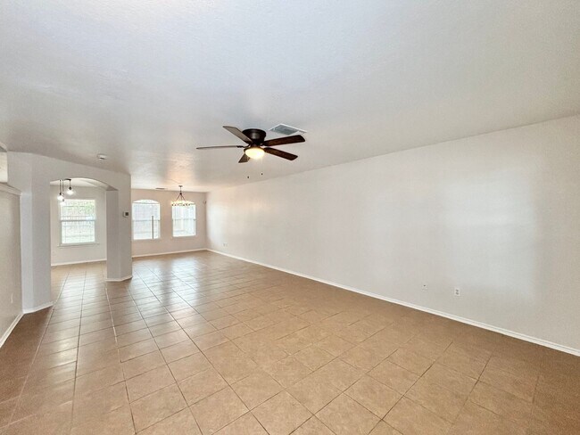 Building Photo - Spacious two story home!