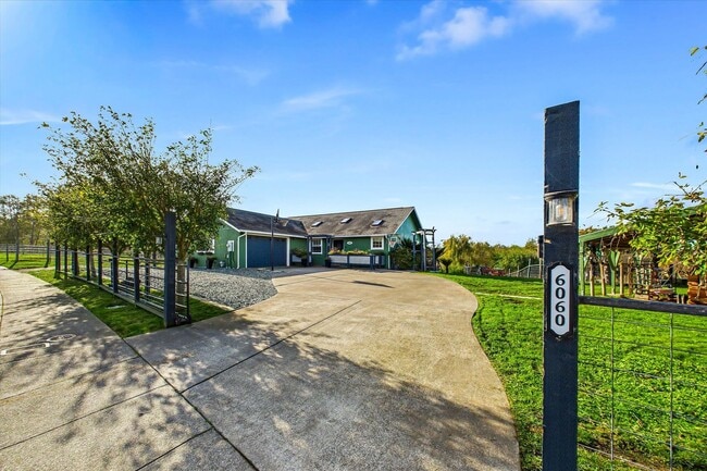 Foto del edificio - Custom Home on Property just outside of Eureka!