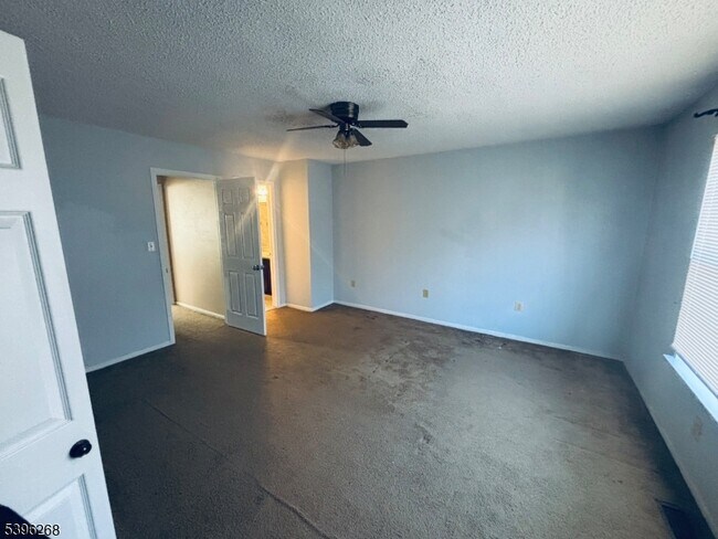 Foto del edificio - 34 Colleen Ct