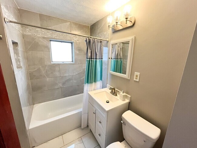 Building Photo - 35 Baker St