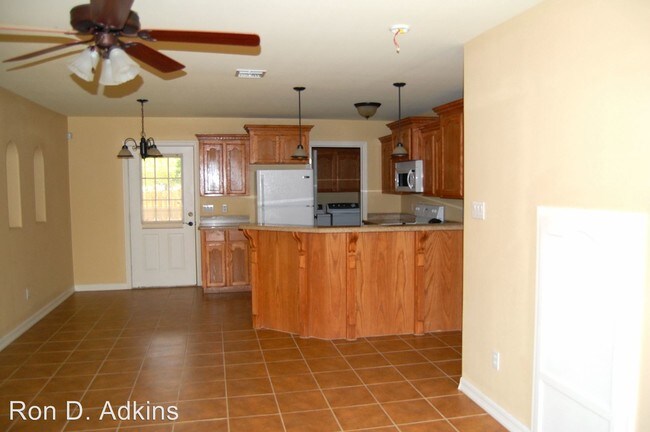 Building Photo - 1203 W Kiwi Ave