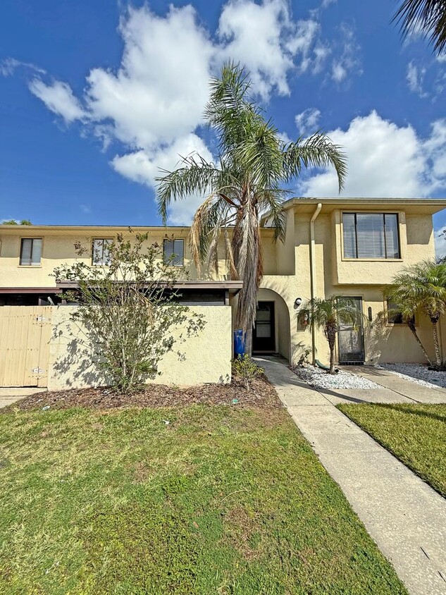 Foto principal - 9005 Pebble Creek Dr