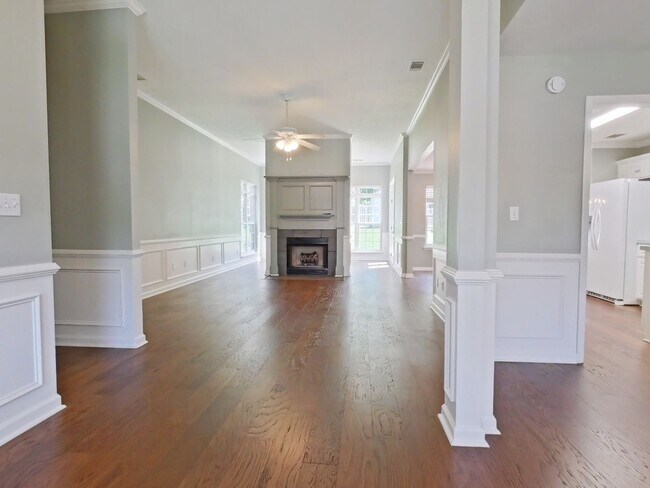 Building Photo - Large Ranch Home in Farmington Subdivision...