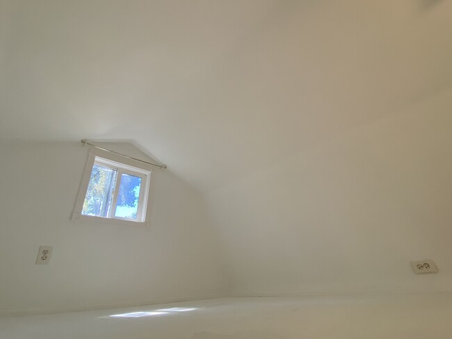 large upper loft - 1359 Oakwood Dr