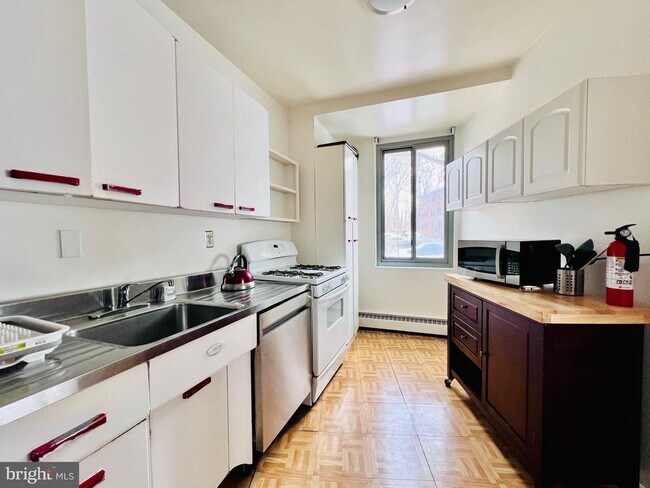 Foto del edificio - 4200 Cathedral Ave NW