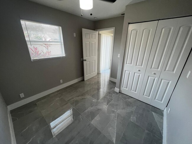 Building Photo - 2067 Laura Ln