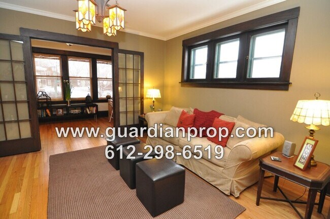 Building Photo - Merriam Park Condo Available September 1st, Main Floor Corner Unit, Hardwood Floors, Sunroom, Par...