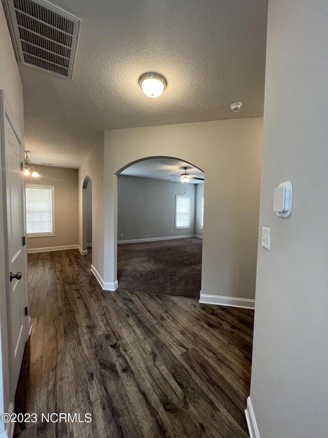 Building Photo - 931 Farmyard Garden Dr
