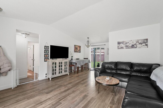 Building Photo - 3 Bedroom Home with Fully Fenced Yard Avai...