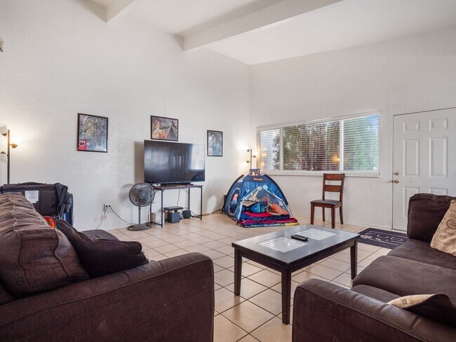 Building Photo - 2bed 1bath attached home, large back yard,...