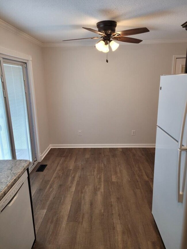 Foto del edificio - 3 Bedroom 2 Bath Camanche IA 815-275-3632
