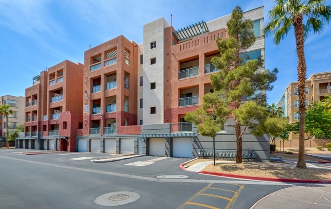 Building Photo - Park Avenue Mid Rise Condo. All HOA Amenities.