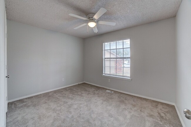 Foto del edificio - Charming Updated 3-Bedroom Home in South B...