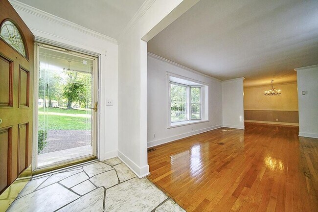 Foto del edificio - Beautiful 4-bedroom, 3-bathroom home located in the highly desirable Crieve Hall area!