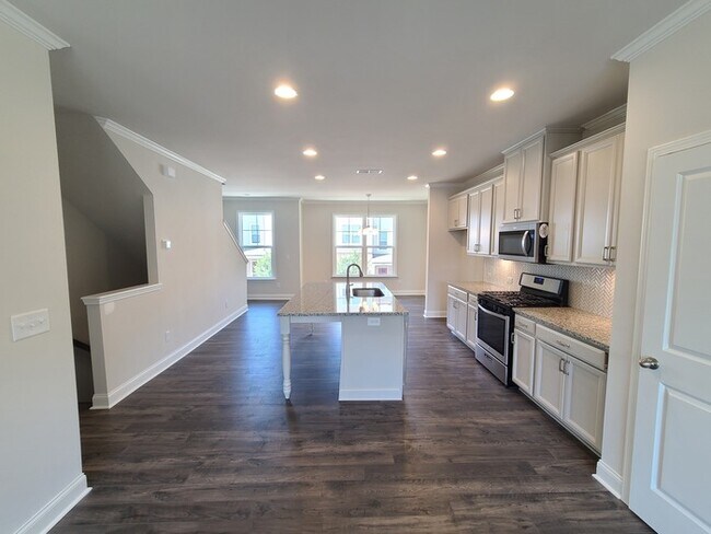 Building Photo - 3 Bed and 3 Bath Brand new ready for move-...