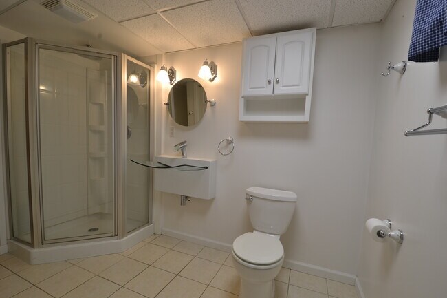 Full Bathroom - 118 Owens Drive