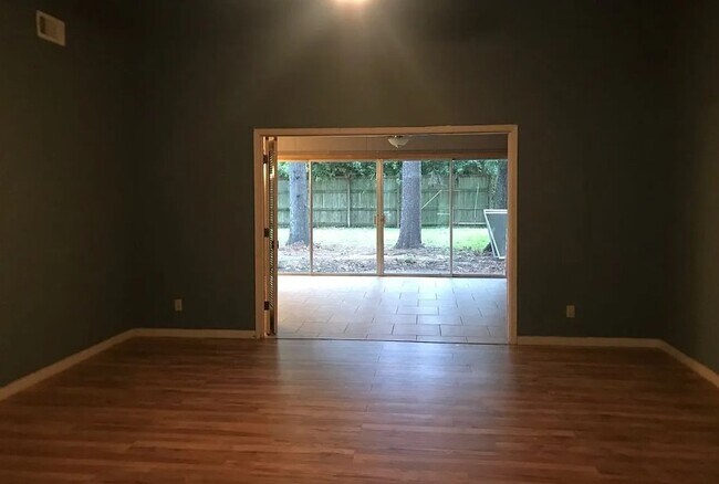 Foto del edificio - 2140 Edson Dr