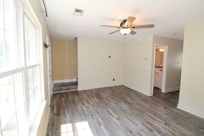 Foto del edificio - 2 bedroom 2.5 bathroom townhome for rent! ...