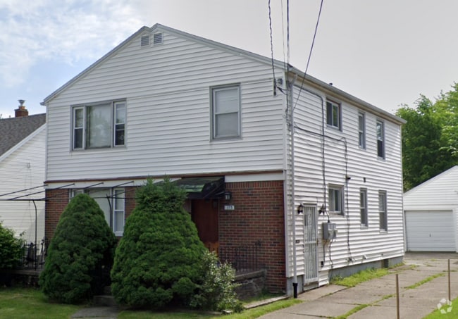 Building Photo - 171 Springville Ave