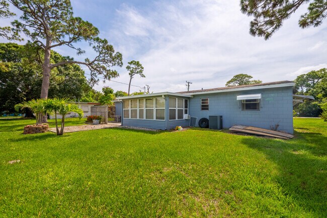 Building Photo - 3046 Oleander Blvd