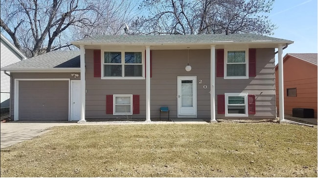 Building Photo - 204 N Fanelle Ave