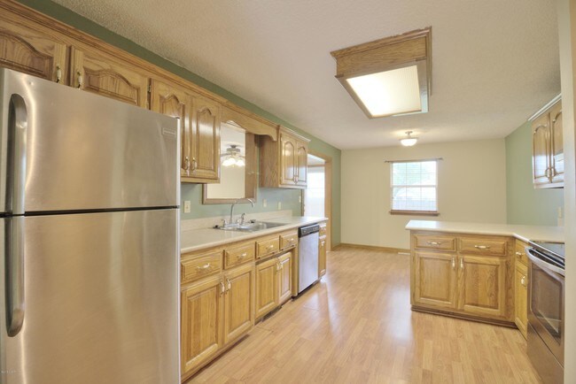 Building Photo - 1023 Meadow View Dr