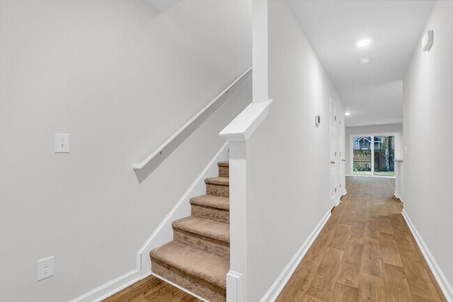 Building Photo - Wonderful North Charleston Townhome