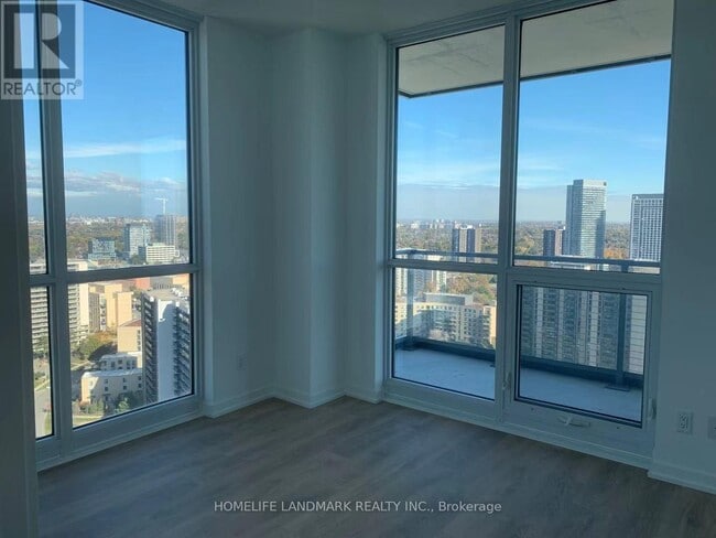 Photo du bâtiment - 32 Forest Manor Rd