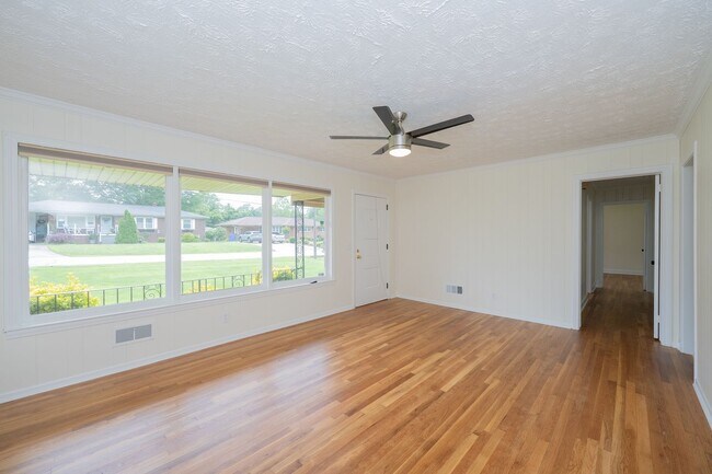 Building Photo - # Charming Greenville Home with Excellent ...