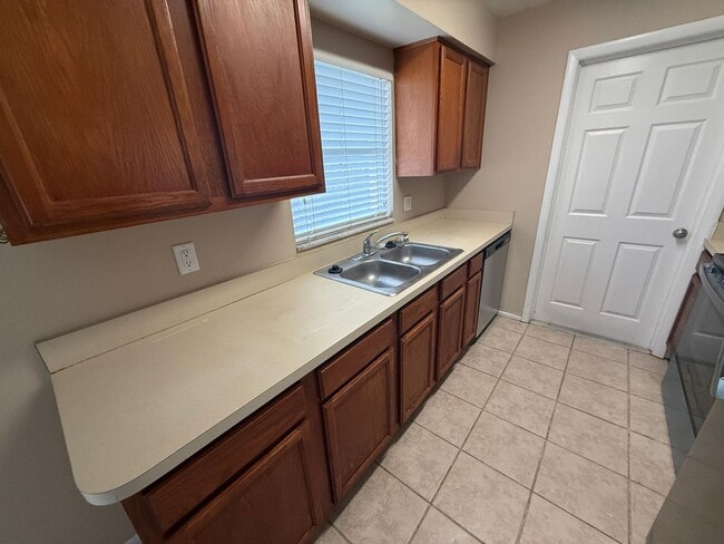 Building Photo - 423 Longwood Cir