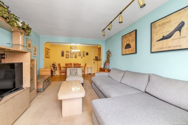 Building Photo - 67-40 Booth St