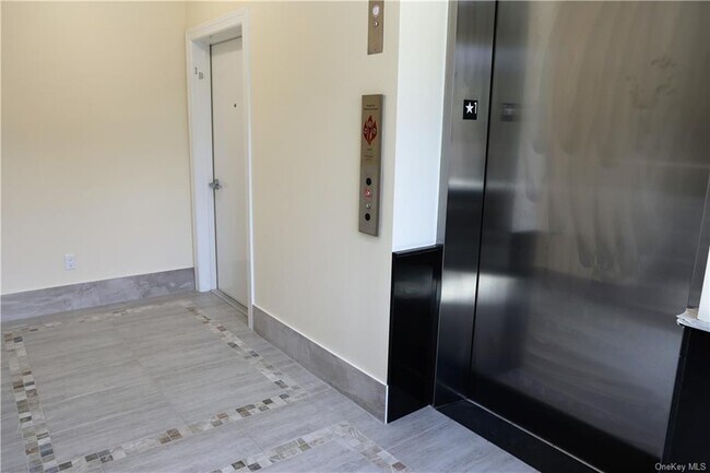 Building Photo - 23 E Main St